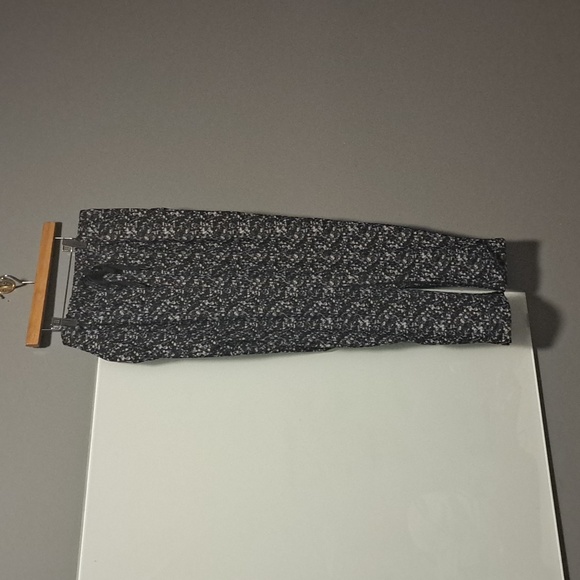 Lululemon jet crop, size small - Picture 6 of 8